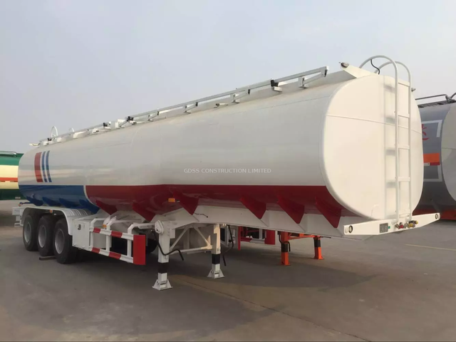 Transportasi air trailer tanker tiga gandar 4 kompartemen