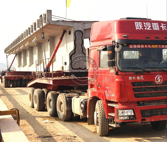 Mengangkut mesin girder panjang yang menghubungkan kereta trailer dengan trailer tugas berat